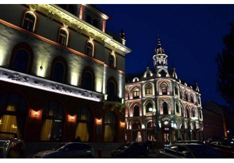 HOTEL VS. HOTEL. Vecine, hotelurile Transilvania şi Astoria sunt complet diferit iluminate. În timp ce Transilvania rămâne discret, Astoria e aproape deranjant de extravagant